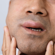 un homme qui souffre d'une douleur aux dents