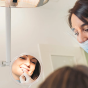 une dentiste en plein action