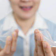 une femme qui montre un dentier