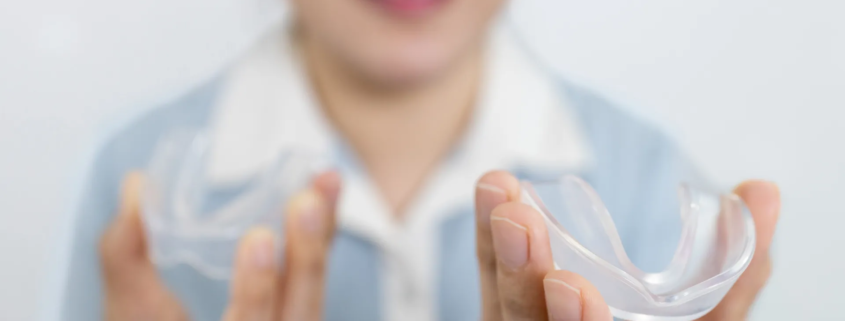 une femme qui montre un dentier