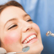 Patiente souriante lors d’un examen dentaire chez le dentiste