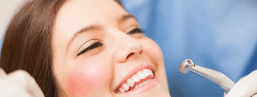 Patiente souriante lors d’un examen dentaire chez le dentiste