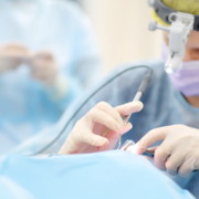 dentiste en pleine opération
