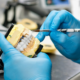 un dentiste entrain de travailler l'estethique d'un dentier