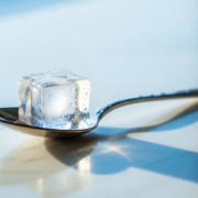 Aphte sur la langue : causes, localisations et traitements (2026)