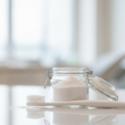 Bicarbonate de soude et brosse à dents souples présentés en cabinet à Genève