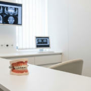 Modèle de mâchoires en consultation évoquant la chirurgie orthognathique à Genève