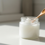 Pot d'huile de coco illustrant la pratique de l'oil pulling pour les dents