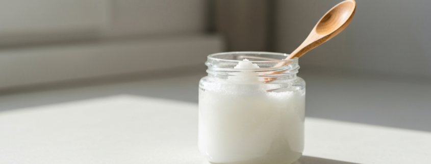 Pot d'huile de coco illustrant la pratique de l'oil pulling pour les dents