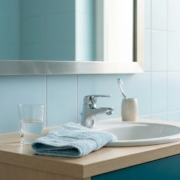 Lavabo de salle de bain avec verre d'eau et brosse à dents