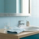 Lavabo de salle de bain avec verre d'eau et brosse à dents