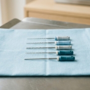 Instruments d’endodontie alignés sur un champ stérile bleu Instruments d'endodontie alignés sur un champ stérile bleu
