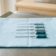 Instruments d'endodontie alignés sur un champ stérile bleu