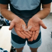 Protège-dents sur mesure tenu dans les mains d'un sportif