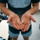 Protège-dents sur mesure tenu dans les mains d'un sportif
