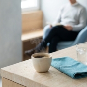 Tasse de café chaud et verre d'eau glacée sur un comptoir clair