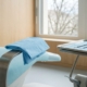 Fauteuil de soins dentaires et plateau d'instruments dans une salle calme