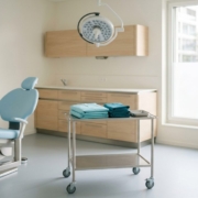 Salle de petite chirurgie dentaire préparée, champs bleus pliés
