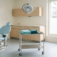 Salle de petite chirurgie dentaire préparée, champs bleus pliés