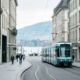 Rue de Genève avec tramway, façades de pierre et lac au loin