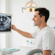 Radiographie dentaire examinée en cabinet à Genève pour un kyste dentaire