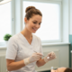 Examen des muqueuses avec un miroir dentaire pour dépister une leucoplasie, en cabinet à Genève