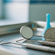 Prix d’un détartrage en Suisse en 2026 : fourchettes, écarts, ce qui est inclus